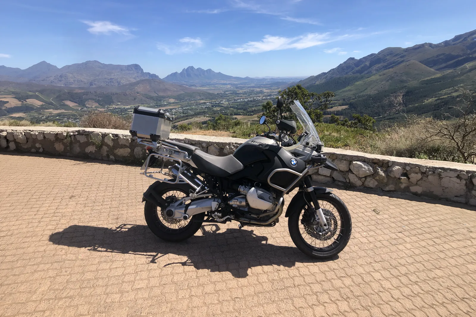 Franschhoek by motorcycle: the pass, the village and the vines